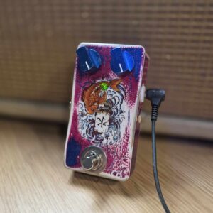 Monmouth Octave Fuzz
AC153 Germanium
Metallic Blue over Pink Nitrocellulose Finish