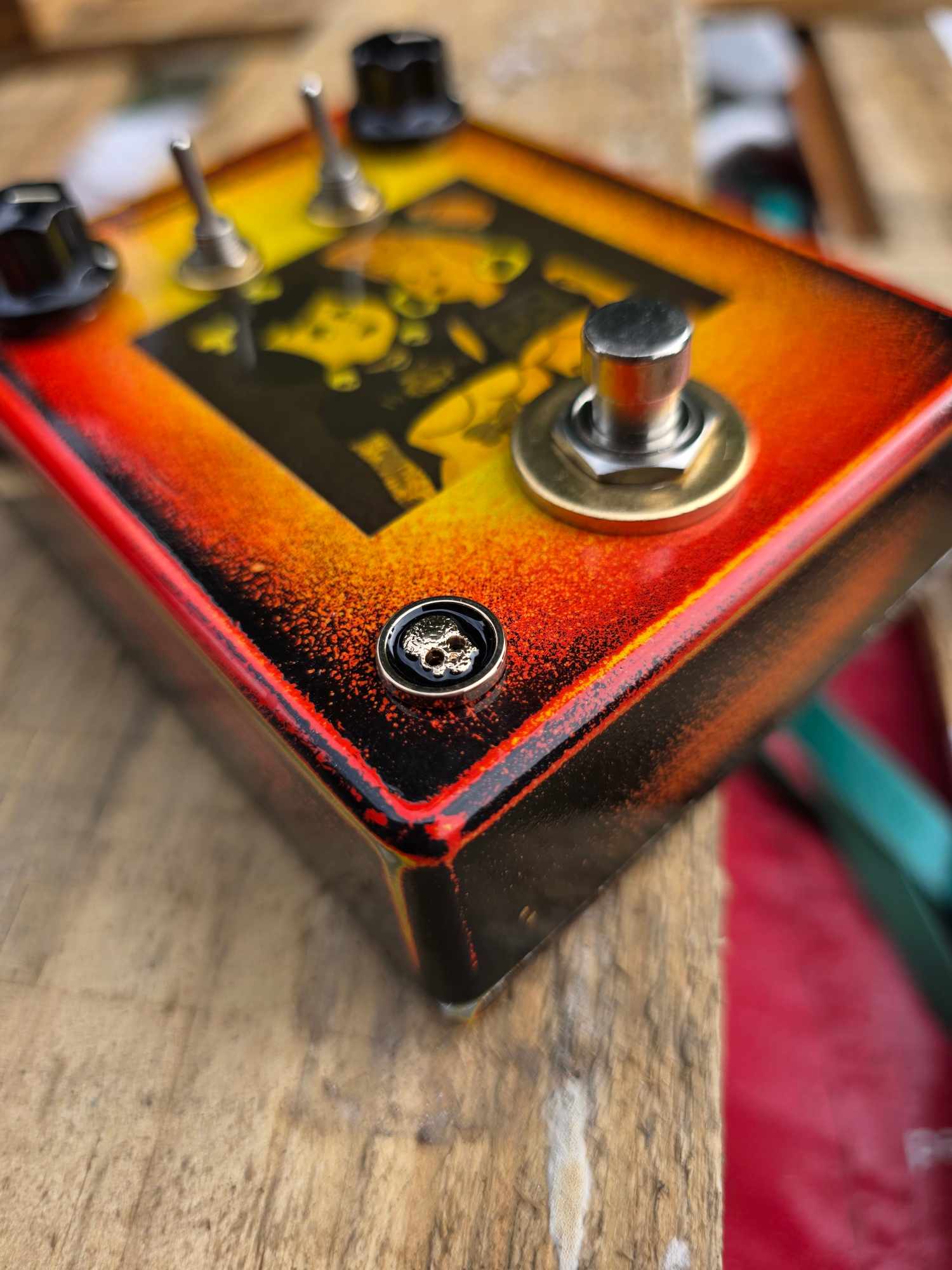 Flintstones Pin Up Rangemaster
Hand Wired Vintage NKT677 Germanium & Texas Instruments BC213C Silicon Treble Booster - Image 7