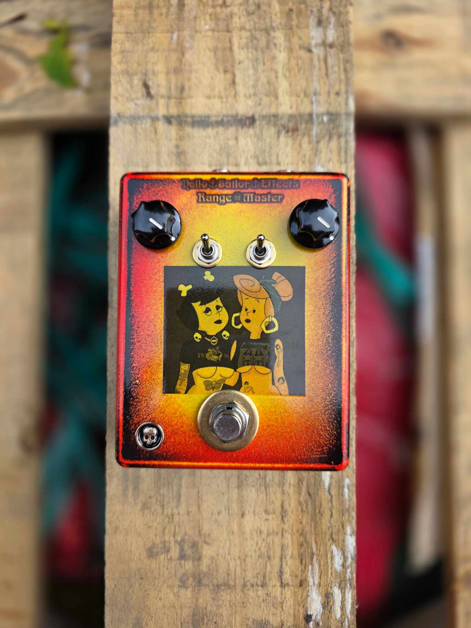 Flintstones Pin Up Rangemaster
Hand Wired Vintage NKT677 Germanium & Texas Instruments BC213C Silicon Treble Booster